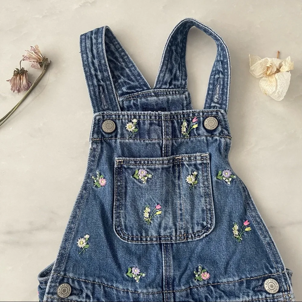 Baby gap shortalls overalls with floral embroidery size 3T - Picture 2 of 5